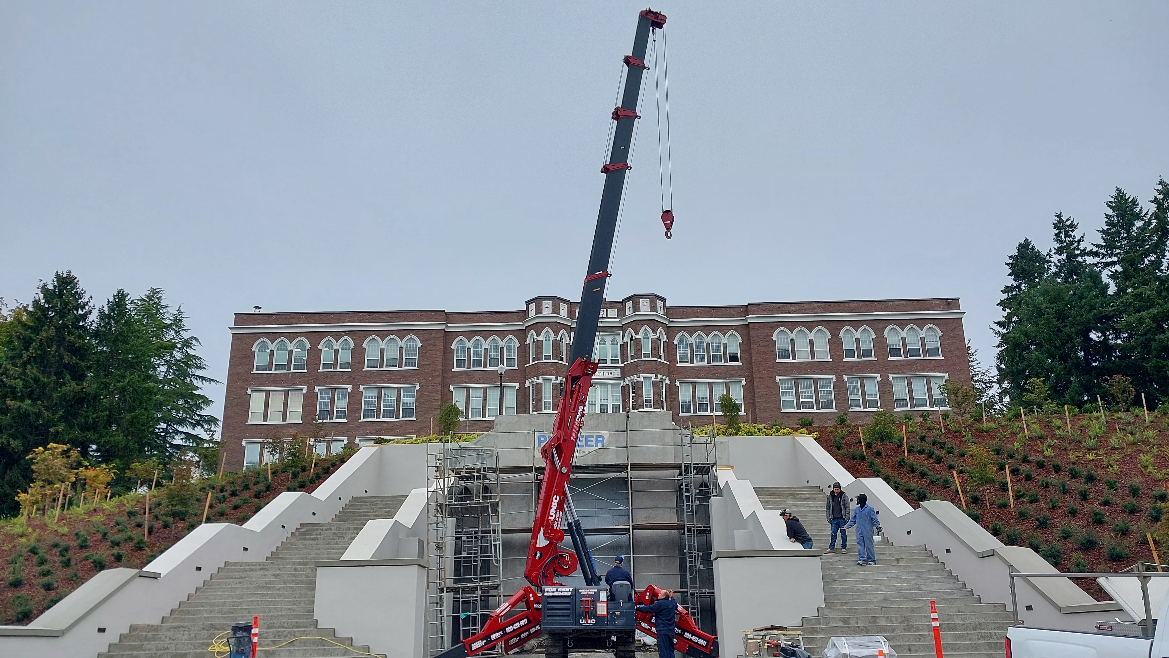 SPYDERCRANE mini crane at a building renovation