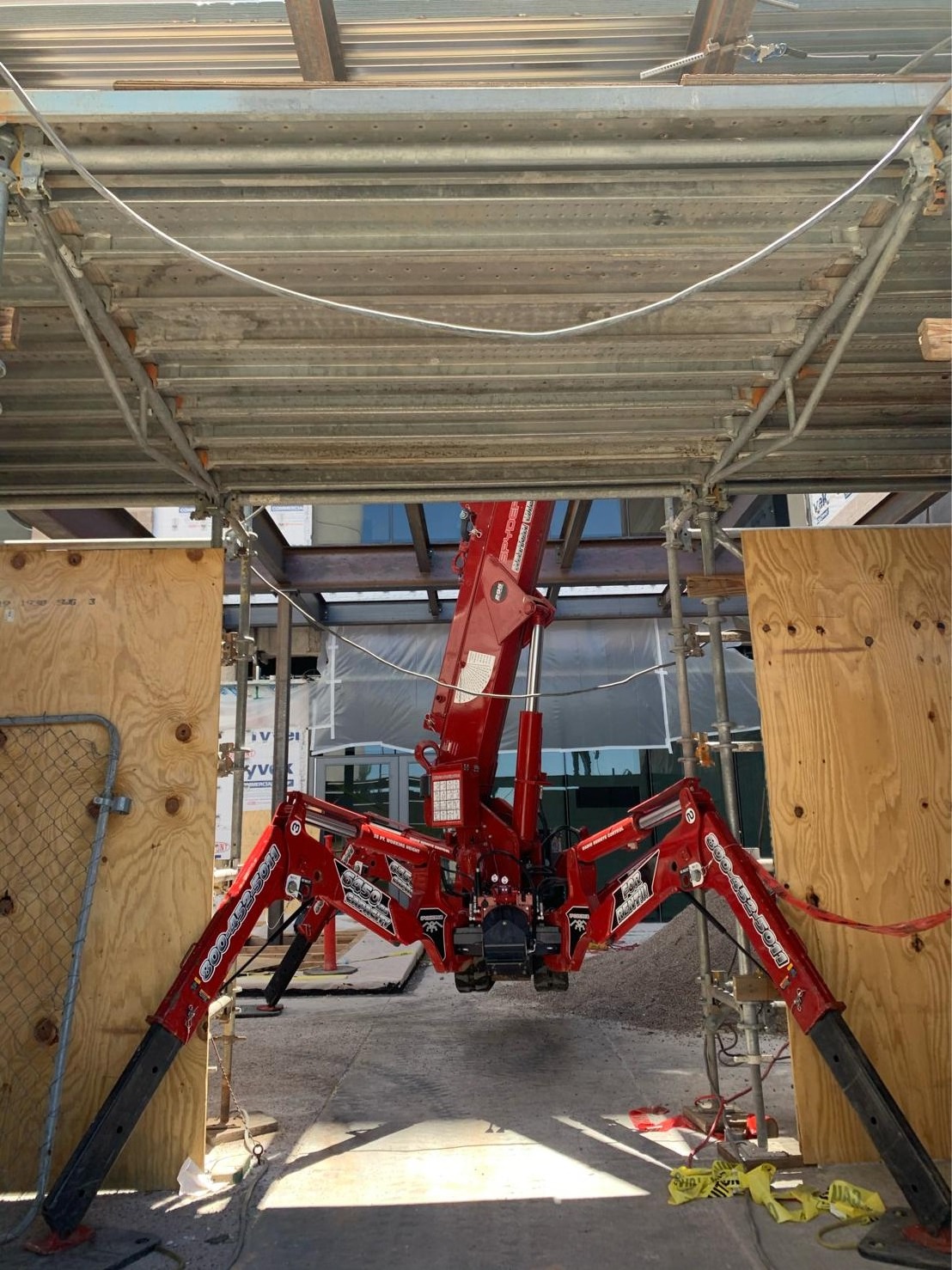 SPYDERCRANE mini crane working under scaffolding
