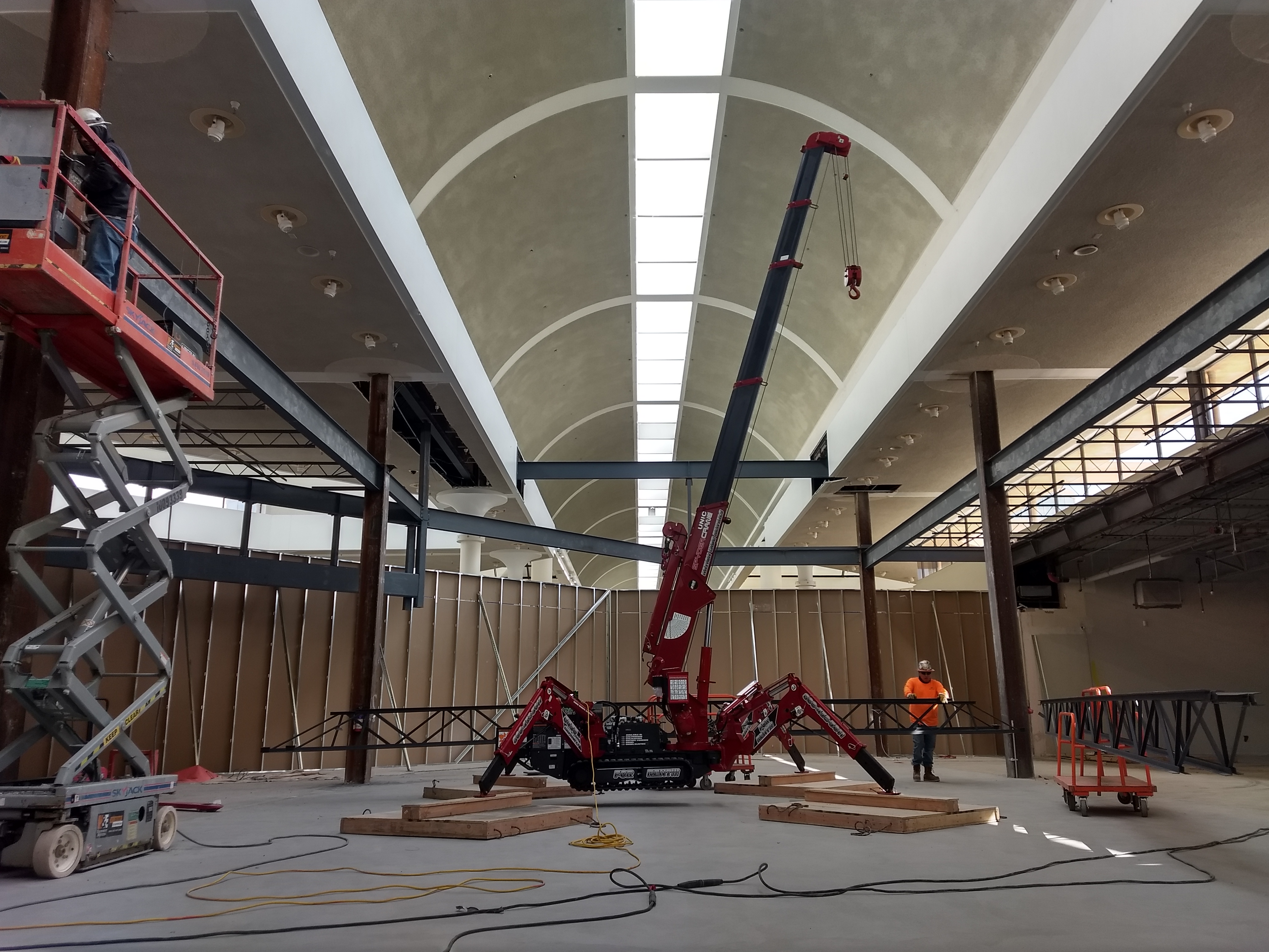 SPYDERCRANE crane in confined area