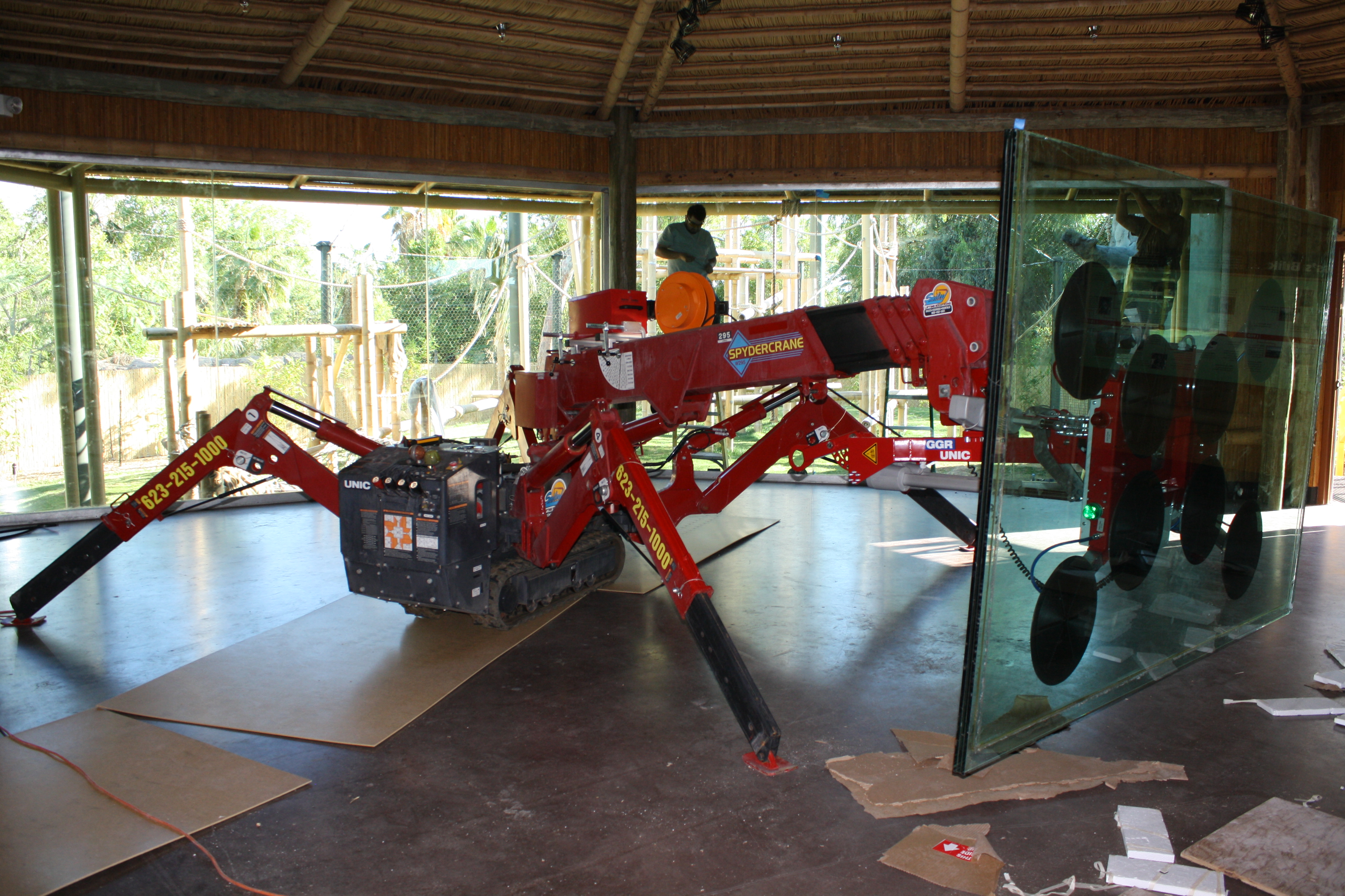 SPYDERCRANE crane lifting in tight space
