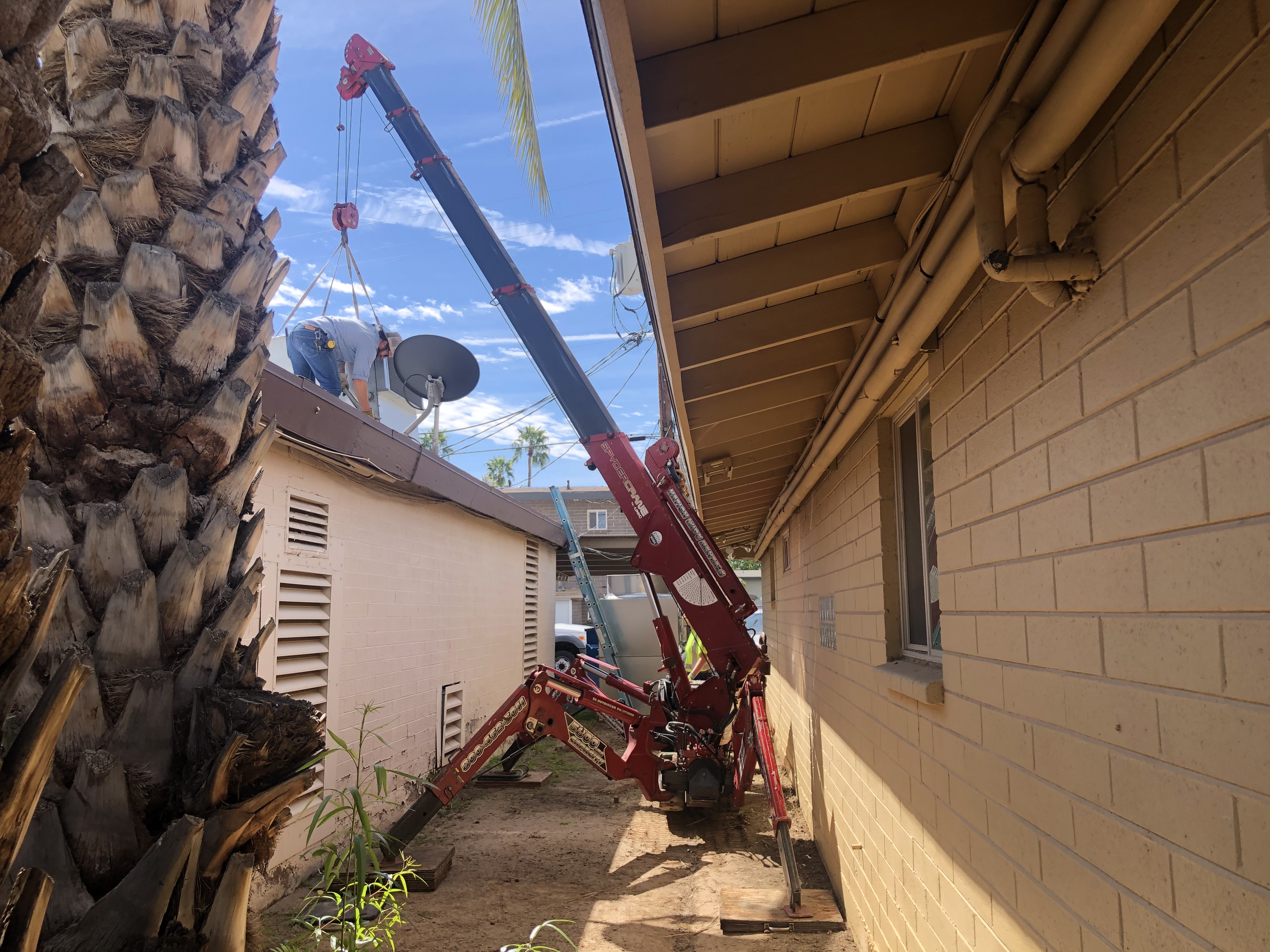 SPYDERCRANE mini crane in a narrow alley