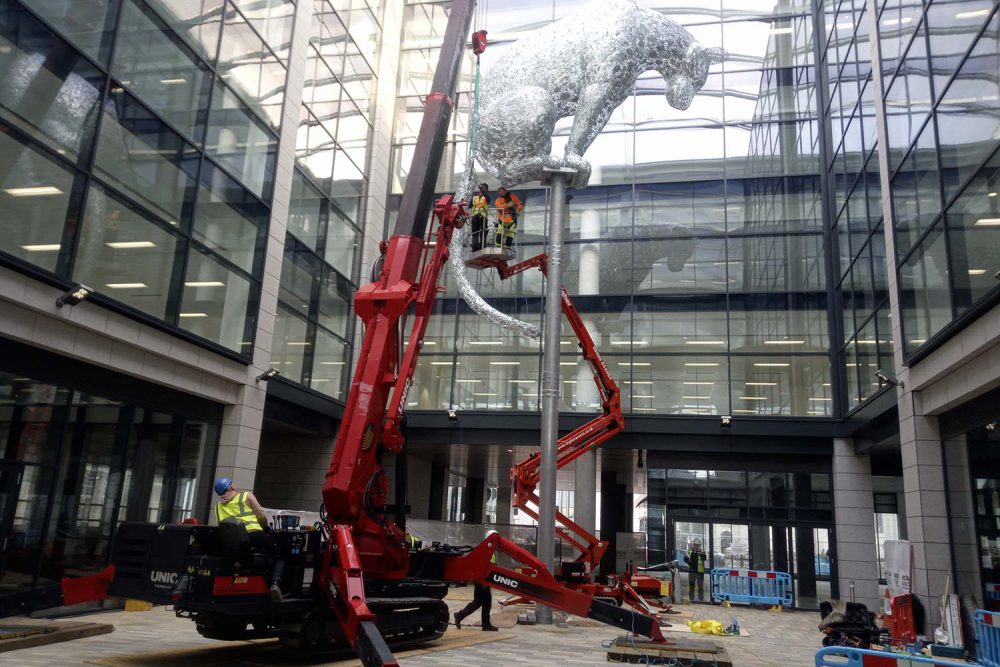 SPYDERCRANE mini crane installing a sculpture